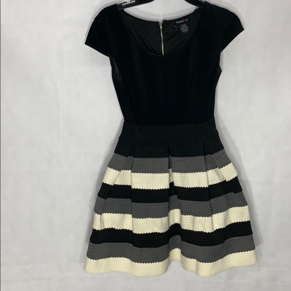 TeezeMe black, whites &Gray spandex too dress sz s
